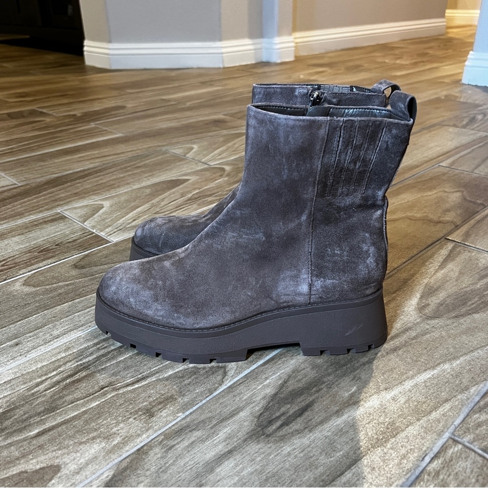 Vince Camuto NWOB Neframes Bootie SIZE 8 - Picture 2 of 7